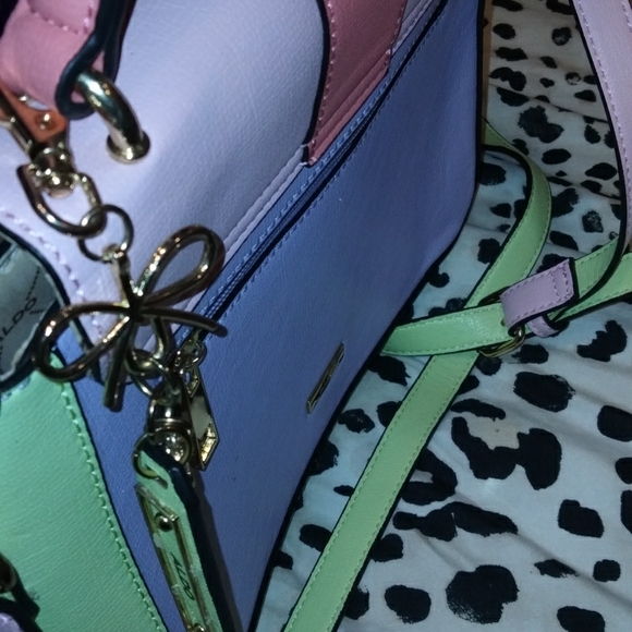 Iam selling my Aldo handbag - Picture 2 of 5